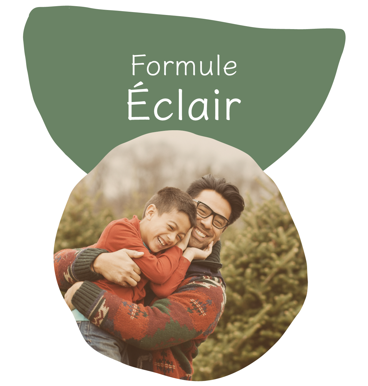 Formule Éclair – père souriant portant son fils dans ses bras devant des sapins