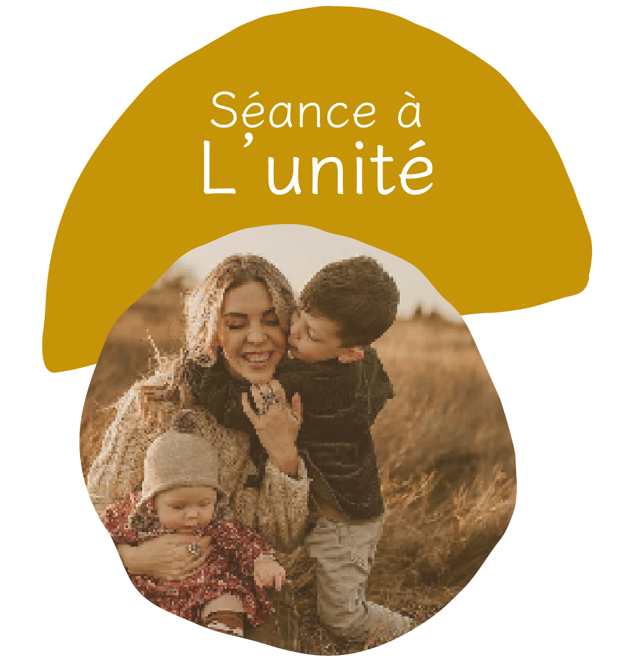 Séance à l'unité – mère et ses deux enfants souriants dans un champ